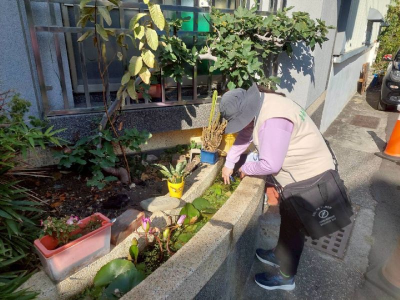 病媒蚊監測人員於社區環境巡檢孽清